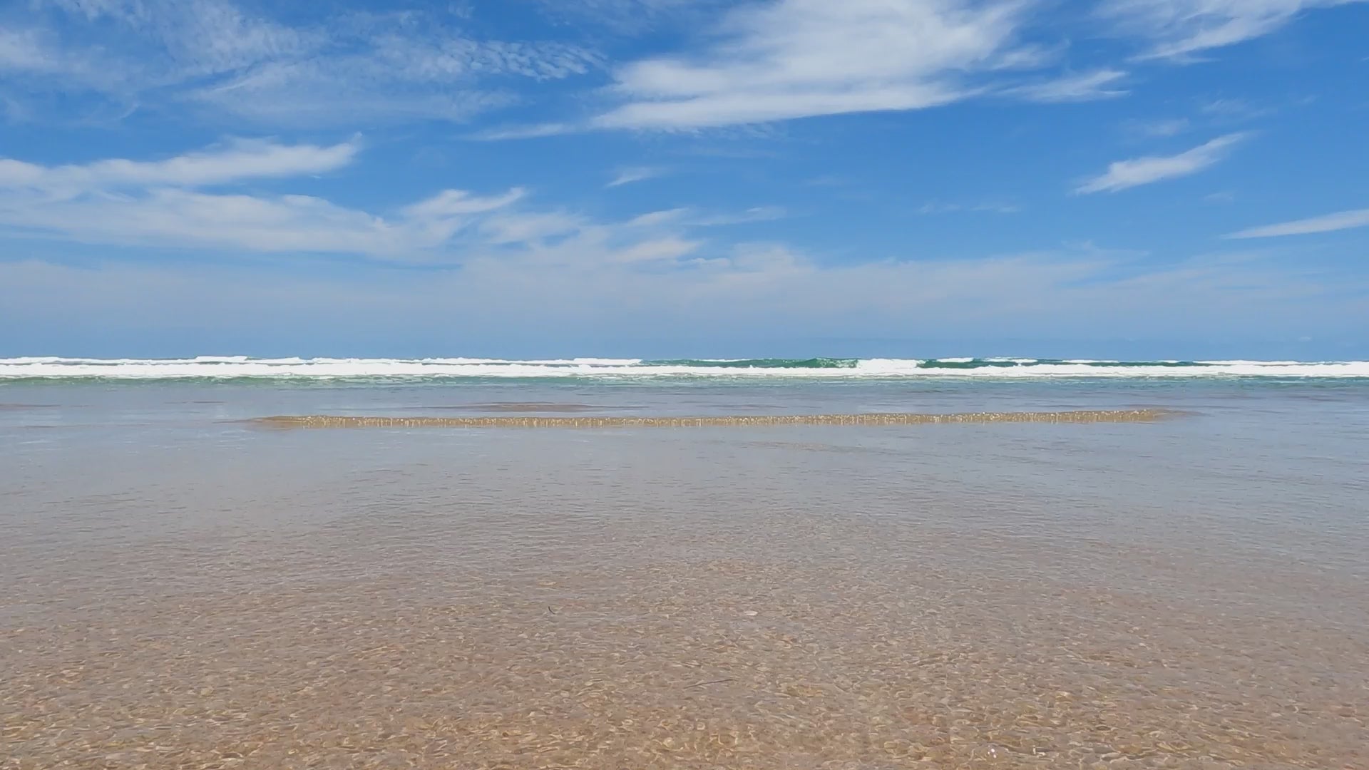 Video of a beach with waves coming in and out